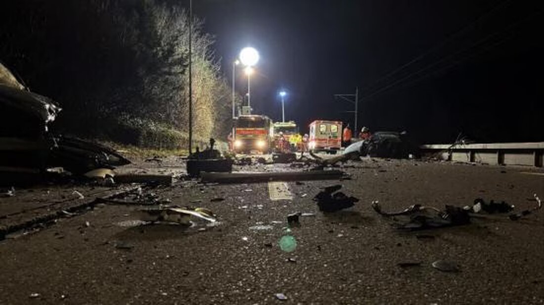 Bei einem Unfall in Langnau am Albis wurden drei Personen verletzt, als ein 18-Jähriger auf die Gegenfahrbahn geriet und frontal kollidierte.