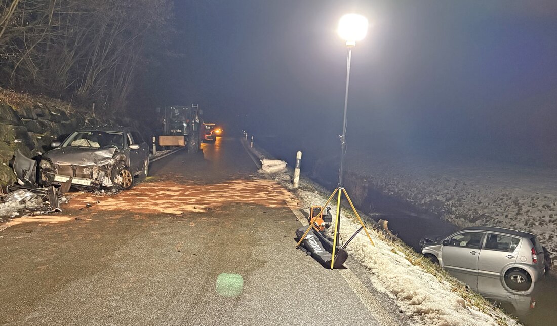 Bei Amlikon-Bissegg kam es zu einer Frontalkollision, bei der zwei Personen verletzt wurden. Rettungsdienst brachte eine Fahrerin ins Spital.