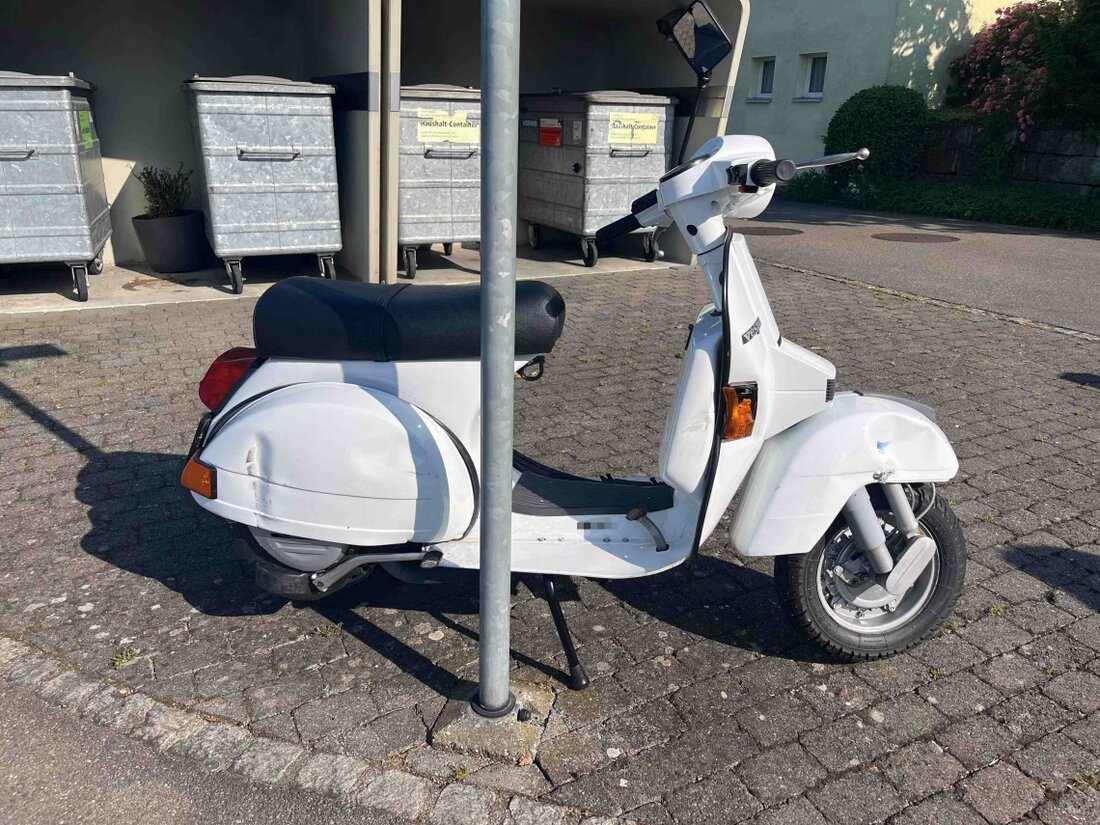 Verkehrsunfall zwischen Auto und Roller in Rorschach: 40-Jähriger verletzt, Rettungsdienst bringt ihn ins Spital.
