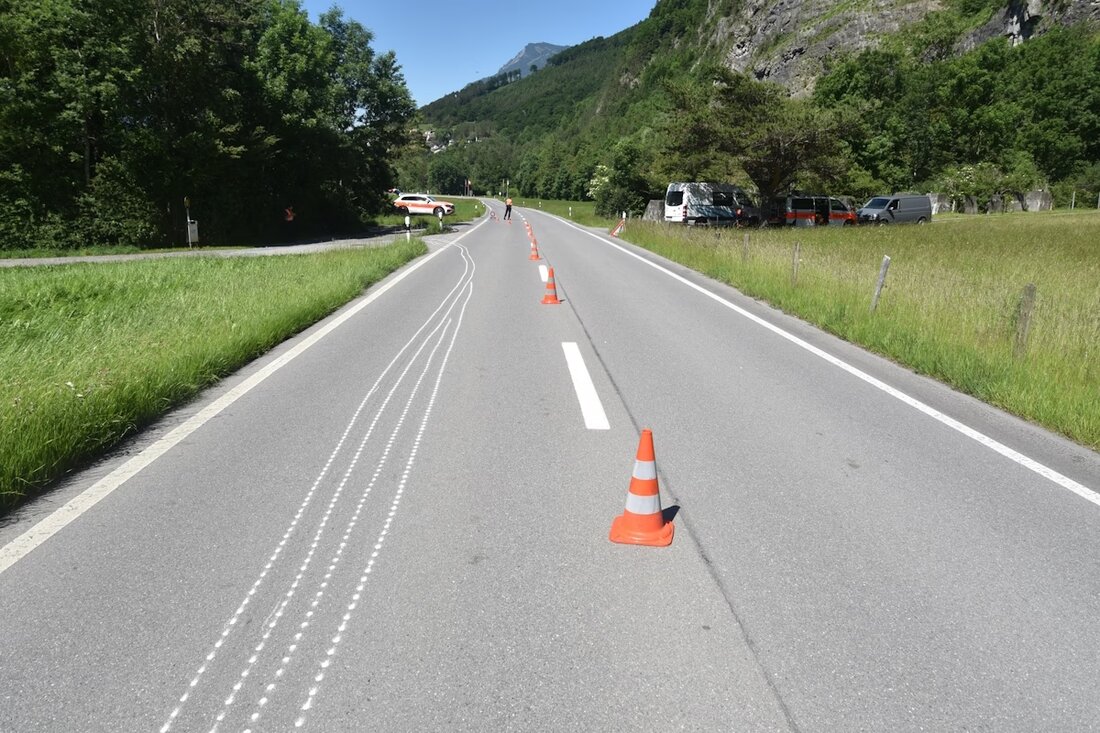 In Fläsch kam es zu einer Kollision zwischen einer E-Bike-Fahrerin und einem Motorrad, bei der die 73-Jährige schwer verletzt wurde.