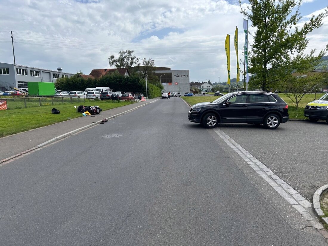 In Reinach kam es zu einem Unfall zwischen einem Auto und einem Roller. Zwei Personen verletzten sich, während Ermittlungen laufen.