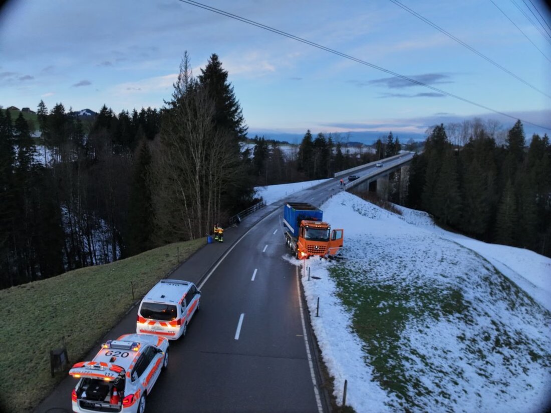 Bei einem Unfall in Teufen am 9. Januar 2025 kollidierten ein Auto und ein Lastwagen. Der Autofahrer wurde leicht verletzt.