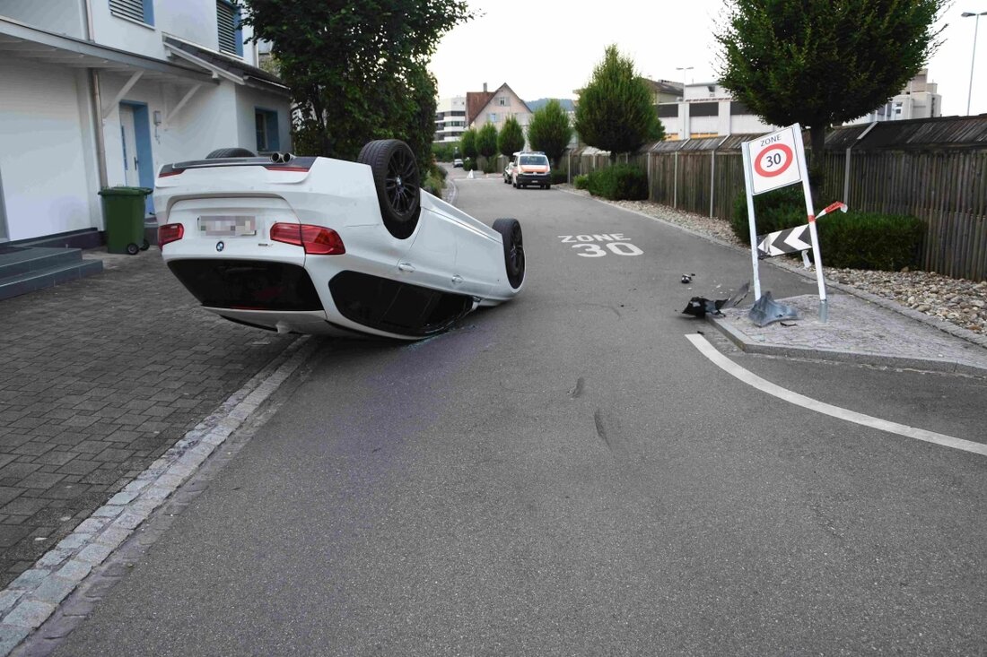 Am Samstag kam es in Widnau zu einem Selbstunfall eines 41-jährigen Mannes. Er prallte gegen eine Signaltafel und wurde leicht verletzt.