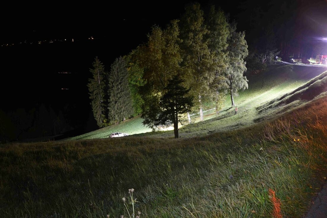 In Bonaduz überschlug sich am Samstag ein Fahrzeug, zwei Personen erlitten Verletzungen. Kantonspolizei ermittelt die Unfallursache.