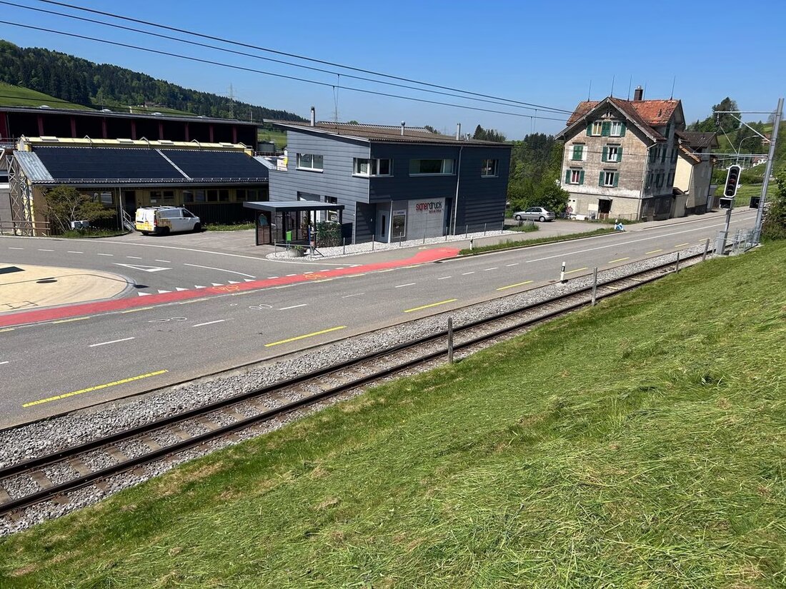 Am 10. Mai 2025 kollidierte ein Auto mit einem E-Bike in Bühler, der Fahrer wurde verletzt und ins Spital gebracht.