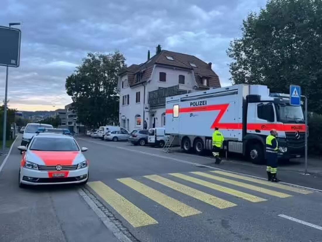 In Bülach wurde eine 29-jährige Frau bei einem Gewaltdelikt niedergestochen; der flüchtige Täter ist ein 47-jähriger Afghane.