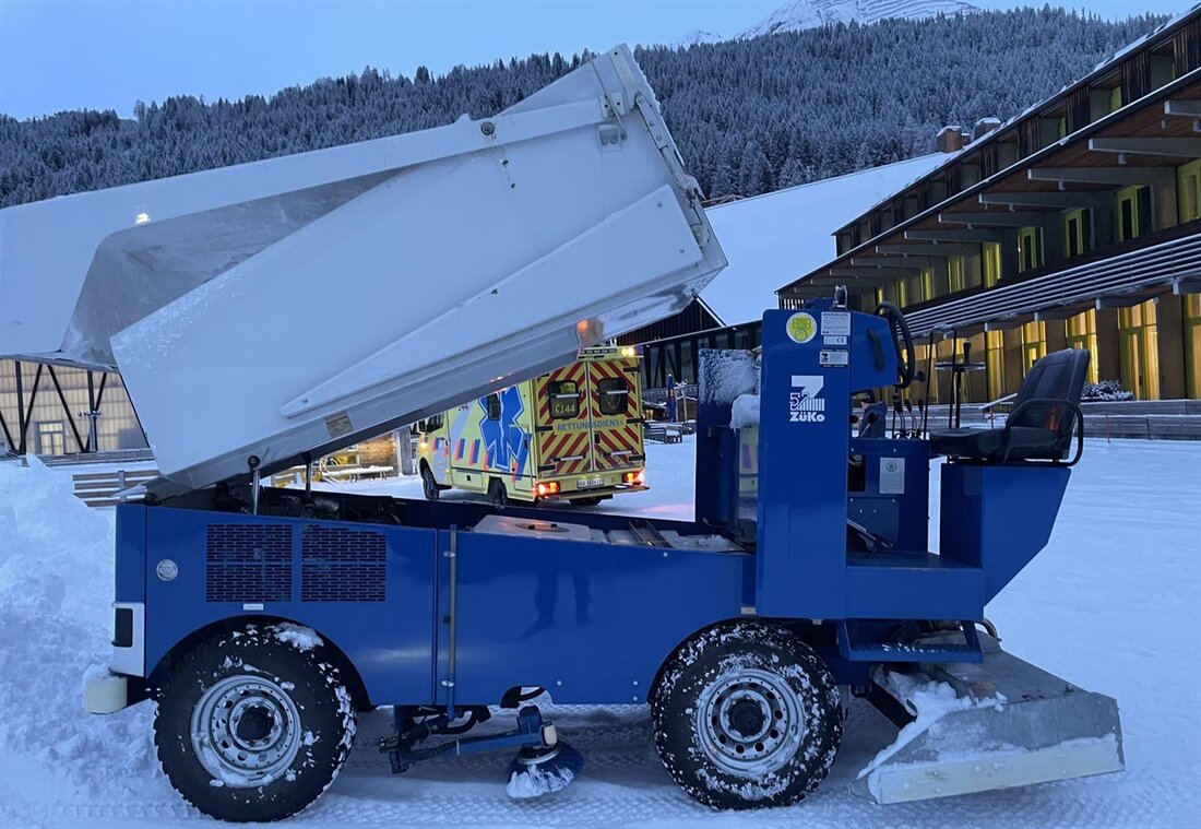 In Davos erlitt ein 32-jähriger Arbeiter bei einem Arbeitsunfall schwere Handverletzungen. Die Umstände werden untersucht.