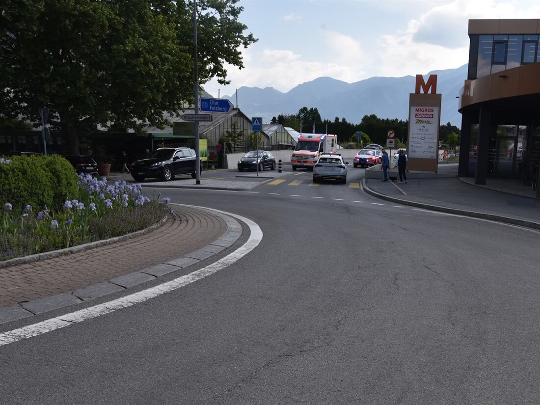 In Domat/Ems kam es zu einem schweren Unfall: Eine 62-jährige Fußgängerin wurde von einem Auto erfasst und verletzt.