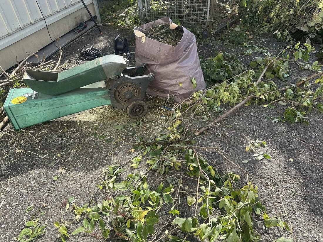 Bei Gartenarbeiten in Herisau verletzte sich eine 70-jährige Frau schwer am Häcksler. Rettungsdienst brachte sie ins Spital.