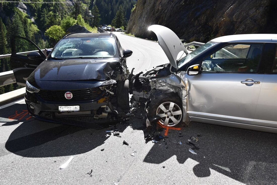 Am Sonntag kam es in Innerferrera zu einer schweren Kollision zwischen zwei Personenwagen, bei der drei Personen verletzt wurden.