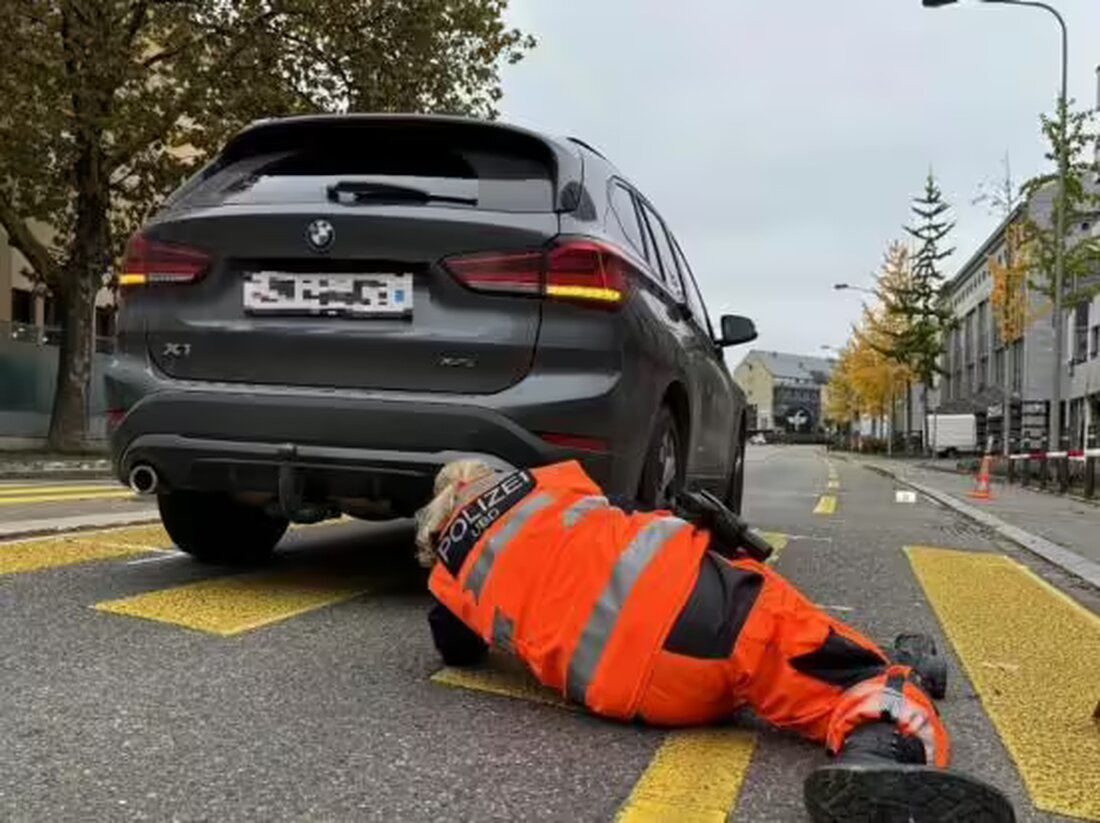 In Kloten wurde eine 56-jährige Fussgängerin bei einem Unfall schwer verletzt. Die Polizei untersucht den Vorfall.