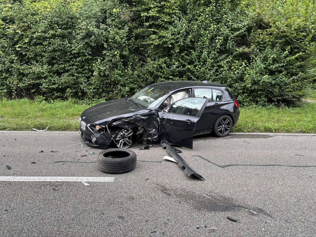 Eine 28-jährige Autofahrerin verletzte sich leicht bei einer Frontalkollision in Kreuzlingen. Die Bergstrasse war für zwei Stunden gesperrt.