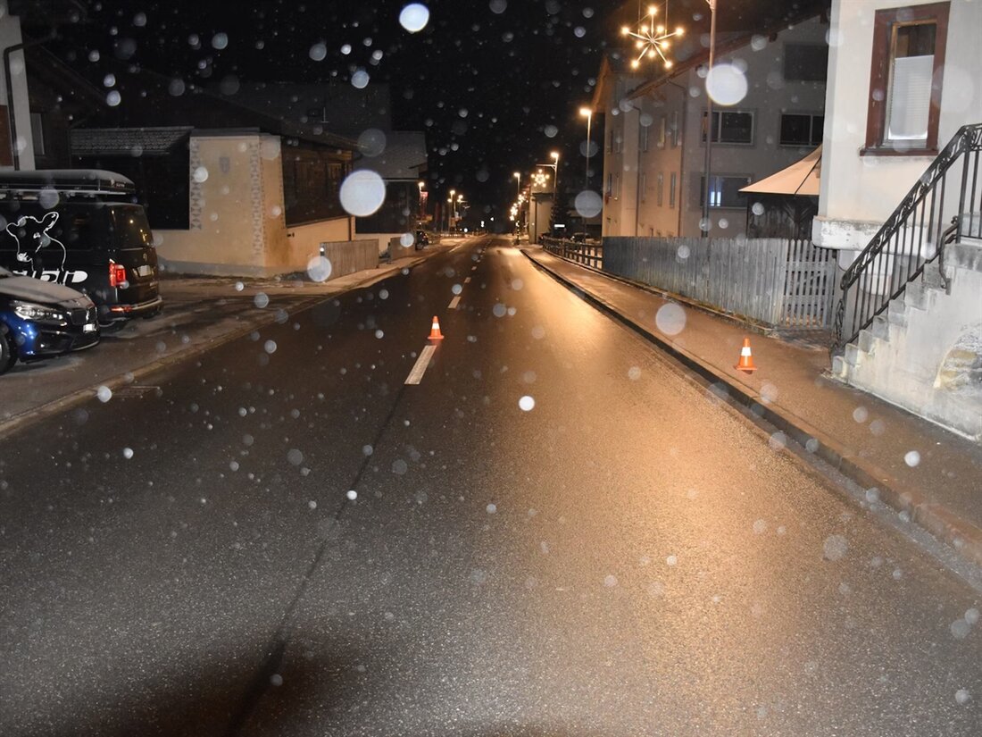 In Lantsch/Lenz wurde ein 9-jähriger Junge bei einem Verkehrsunfall von einem Auto erfasst und schwer verletzt. Die Polizei ermittelt.