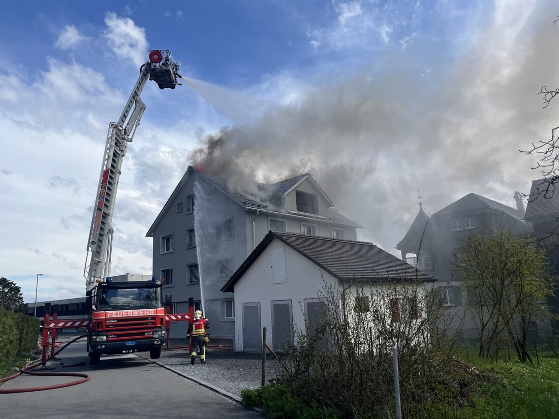 Am 01.04.2025 kam es in Marbach zu einem Dachbrand in einem Mehrfamilienhaus. Die Feuerwehr, unterstützt von Rettungsdiensten, brachte den Brand schnell unter Kontrolle. Die Ursache wird untersucht.