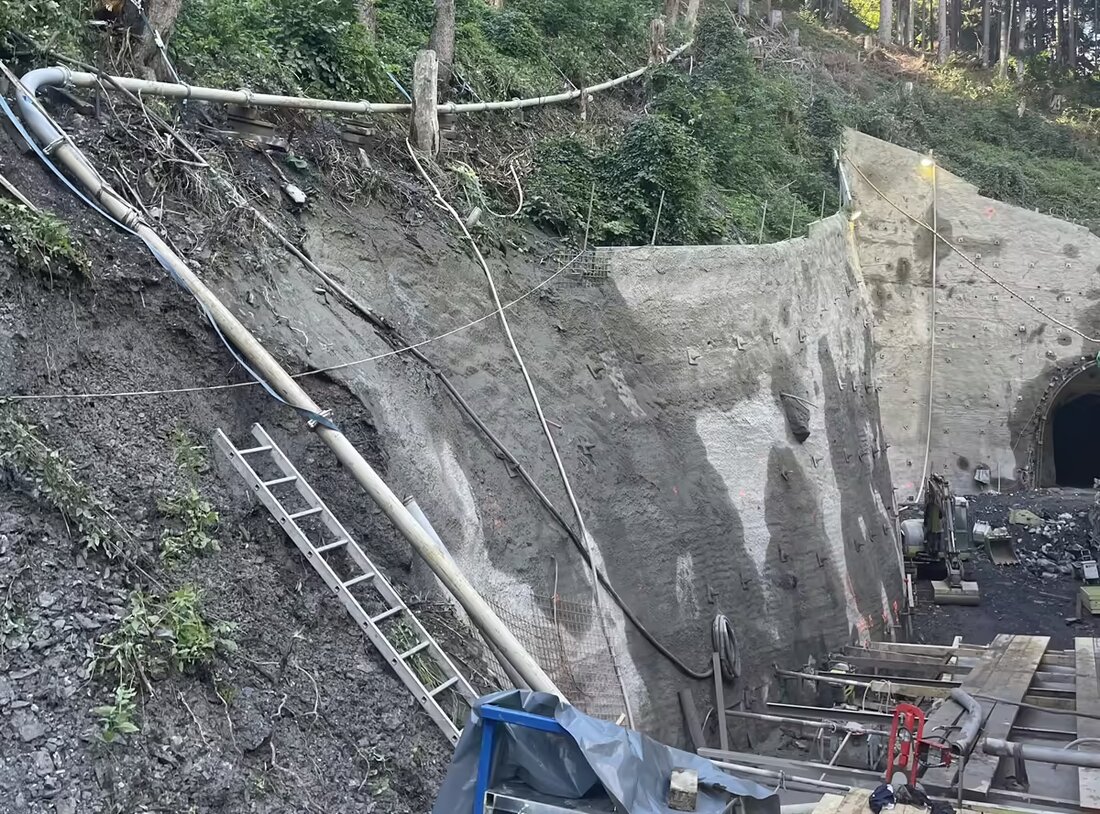 Bei einem Arbeitsunfall in Sils im Domleschg wurden zwei Bauarbeiter verletzt. Die Polizei untersucht die Unfallursache.