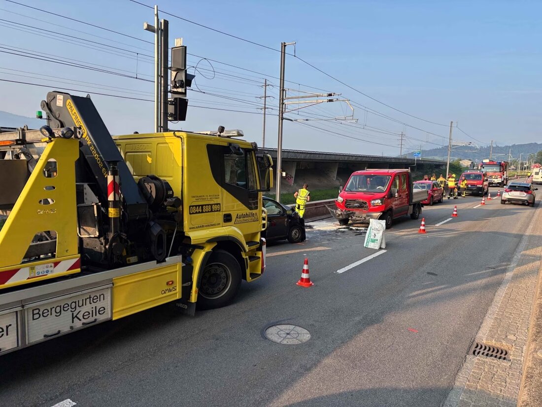 Verkehrsunfall in St. Margrethen: Auto kollidiert mit Lieferwagen, eine 62-Jährige wird verletzt und ins Spital gebracht.