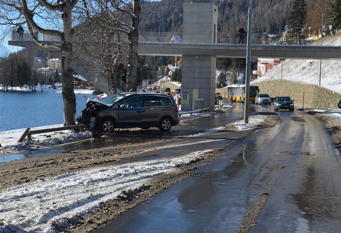 Ein 21-jähriger Autofahrer verunfallte in St. Moritz und kollidierte mit einem Baum. Der Lenker erlitt leichte Verletzungen.