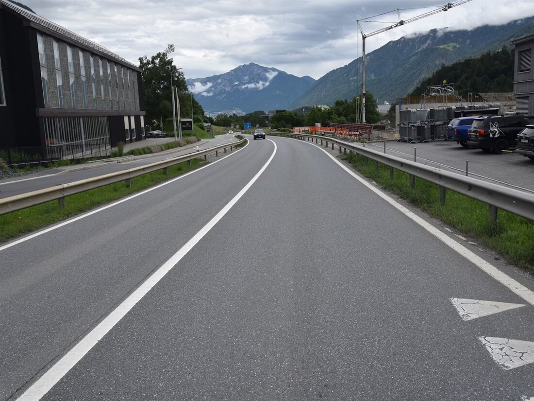 In Tamins kam es zu einer Streifkollision zwischen Traktor und Lieferwagen. Die Kantonspolizei Graubünden bittet Zeugen um Hinweise.