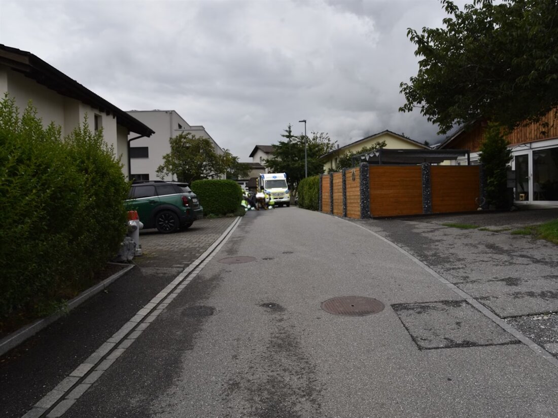 In Trimmis kam es zu einem Unfall zwischen einem Auto und einem 8-jährigen Kind auf einem Trottinett. Das Kind wurde ins Spital gebracht.