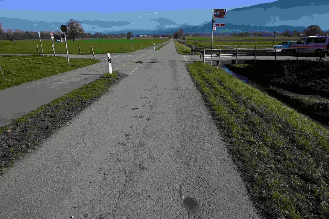 Am Mittwoch kam es in Sennwald zu einem Unfall zwischen einem Auto und einem Motorrad. Der 16-jährige Fahrer wurde verletzt.