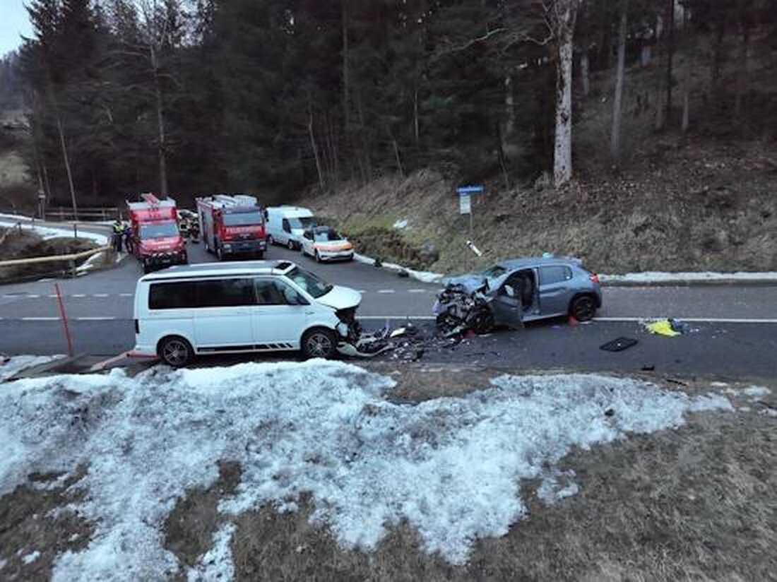 Bei einem Verkehrsunfall in Schwarzsee am 1. Februar verletzt ein britischer Fahrer drei Personen, darunter einen schwer.