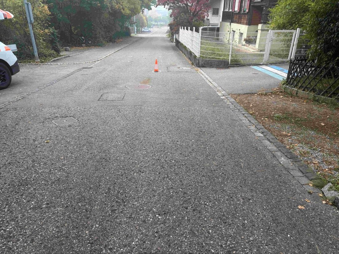 Am 03.10.2025 verletzte sich eine 18-jährige Velofahrerin bei einem Unfall mit einem Auto in Flawil. Rettungsdienst vor Ort.