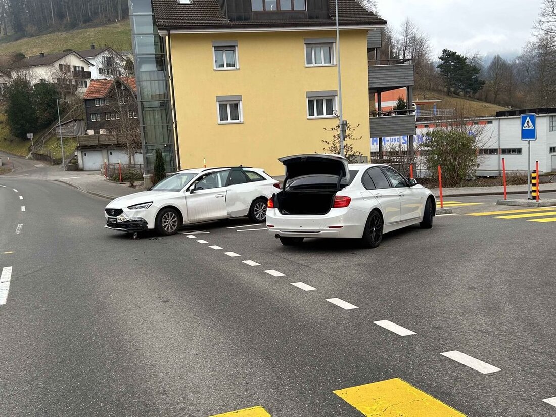 Kollision zwischen zwei Personenwagen in Heiden am 12. März 2025, glücklicherweise keine Verletzten, jedoch hoher Sachschaden.