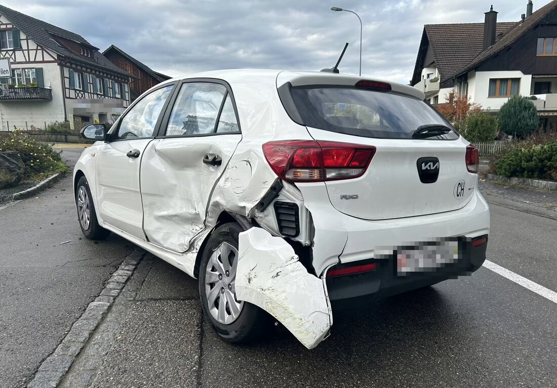 Bei einem Verkehrsunfall in Neukirch an der Thur verletzt, zwei Personen müssen ins Spital gebracht werden. Kollision zwischen Autos.