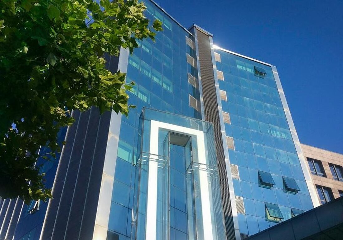 Der Staatsrat Freiburg präsentiert die Staatsrechnung 2024: Ein Ertragsüberschuss dank Vermögensentnahme, sowie hohe Investitionen und Strukturherausforderungen.