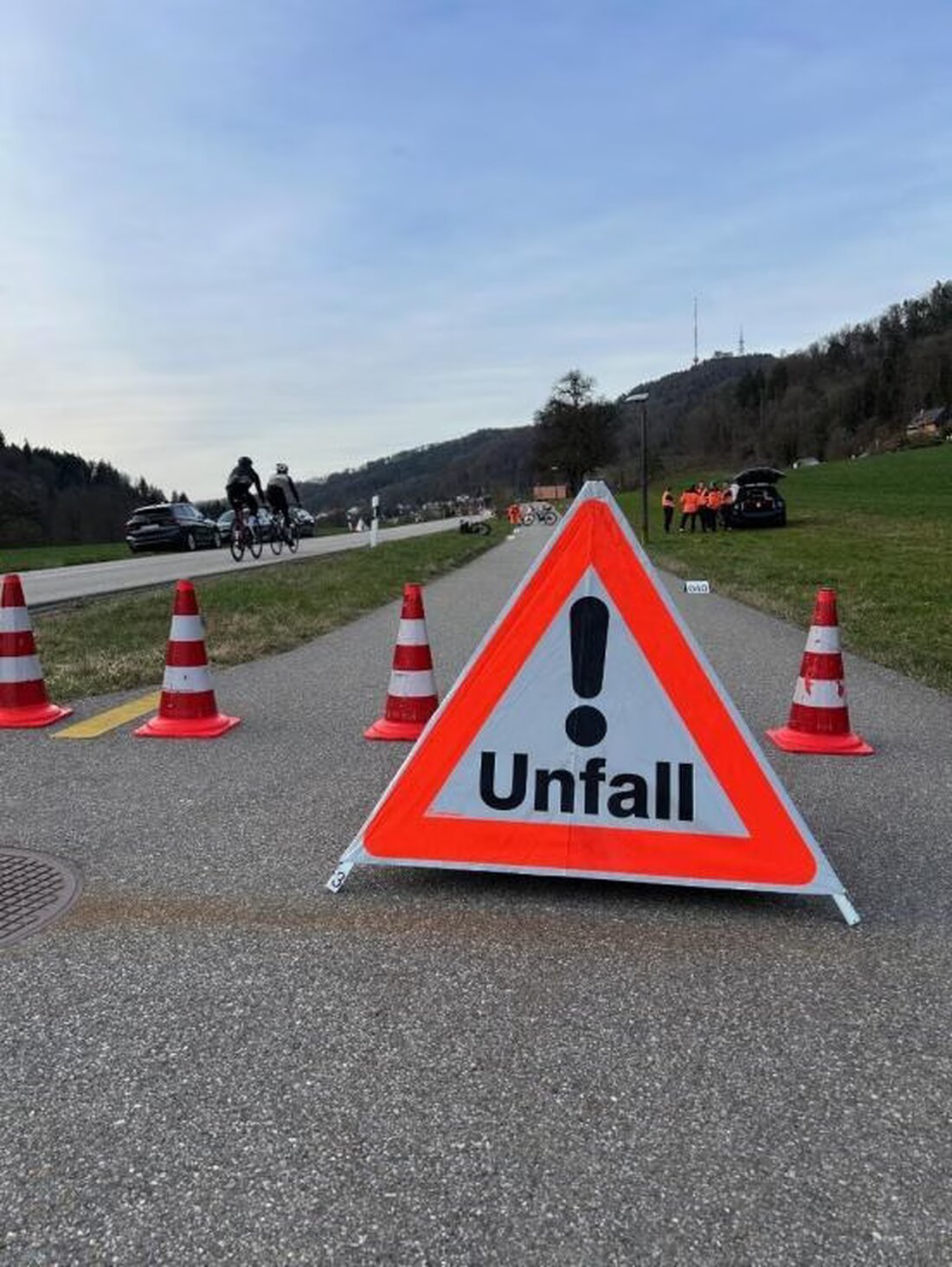 In Stallikon kam es zu einer Frontalkollision zwischen zwei Velofahrern, bei der ein 78-Jähriger schwer verletzt wurde.