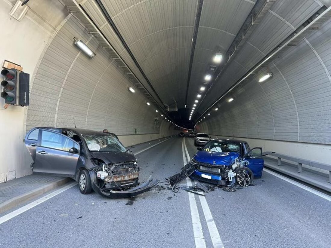 Frontalzusammenstoß auf der H189 in Bulle verletzt zwei Autofahrer; Polizei führt Ermittlungen durch, Tunnel stundenlang gesperrt.