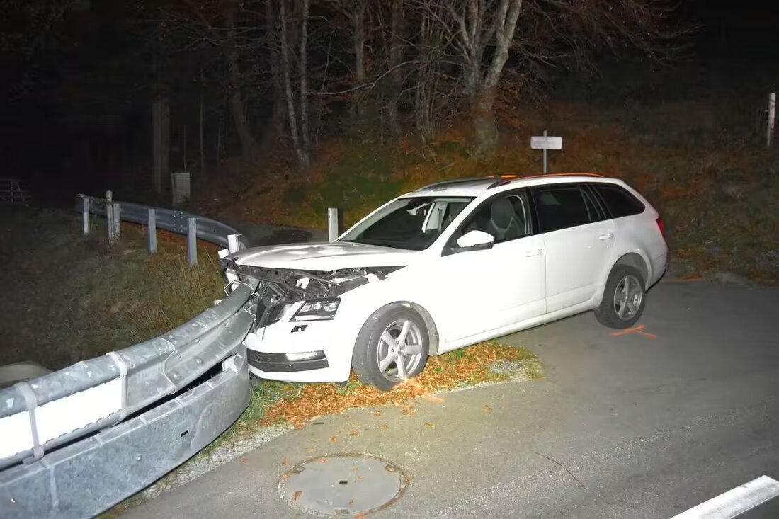 Am 7. November 2024 verunfallte ein 57-jähriger Fahrer in Urnäsch schwer, als sein Auto von der Straße abkam und mit einer Leitplanke kollidierte.