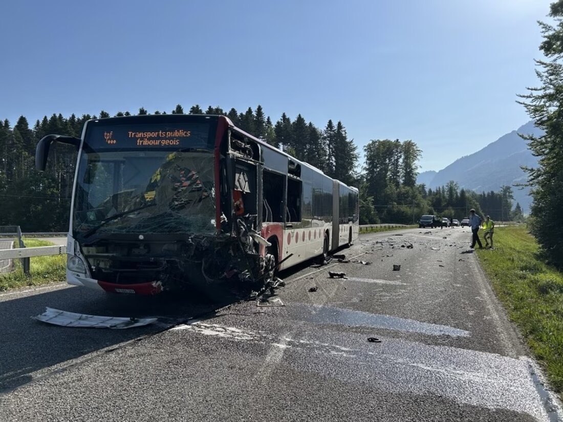 Am 10. August 2025 kollidierten in La Tour-de-Trême ein Auto und ein Bus. Zwei Fahrer wurden verletzt, die Unfallursache ist noch unklar.