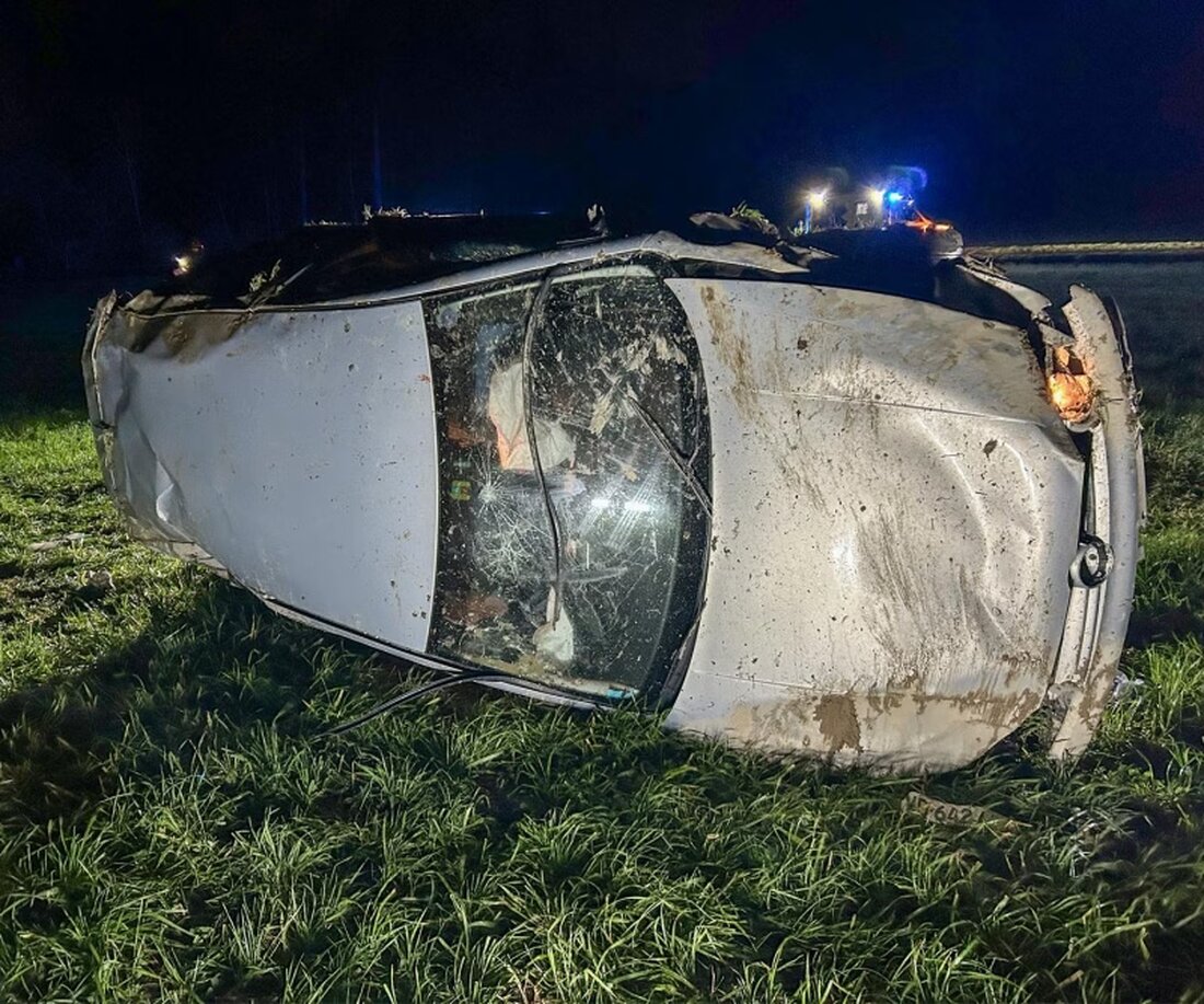 Schwerer Verkehrsunfall in Middes: Vier Männer verletzt, Auto überschlug sich. Ermittlungen zur Unfallursache laufen.