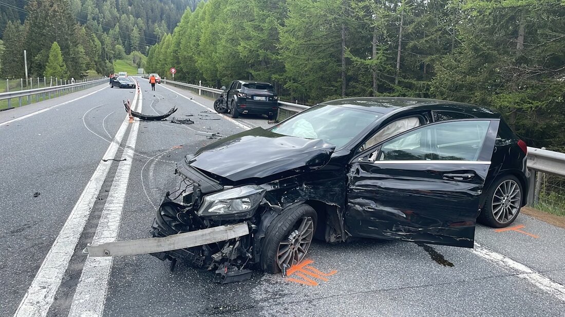 In Splügen kam es zu einem Verkehrsunfall mit drei Fahrzeugen, bei dem sechs Personen verletzt wurden. Die Kantonspolizei ermittelt.