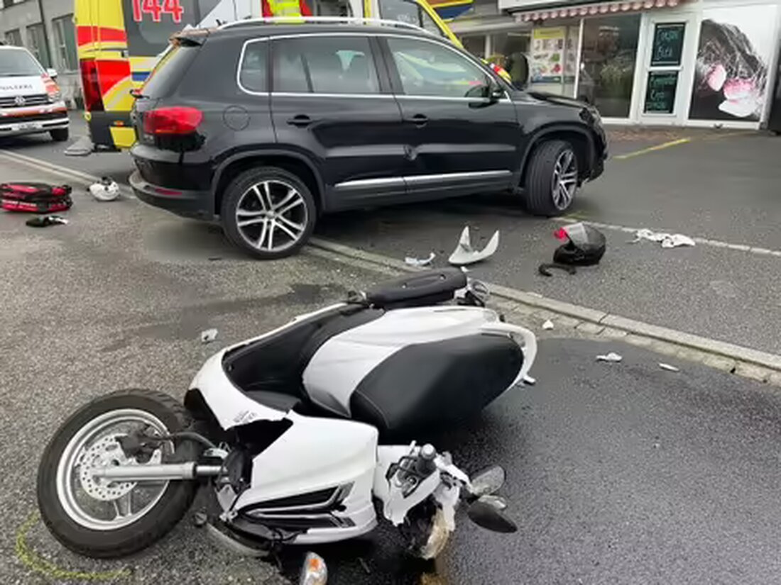 In Steinegg kollidierte am 16. Mai 2023 ein Auto mit einem Roller. Der 17-jährige Fahrer erlitt Kopfverletzungen und wurde ins Spital gebracht.