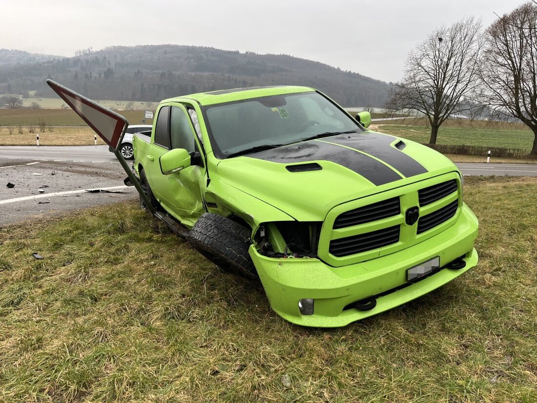 In Zeiningen übersah ein Autofahrer beim Überqueren der Hauptstraße eine 53-jährige Frau. Beide Fahrzeuge kollidierten, die Frau wurde verletzt.