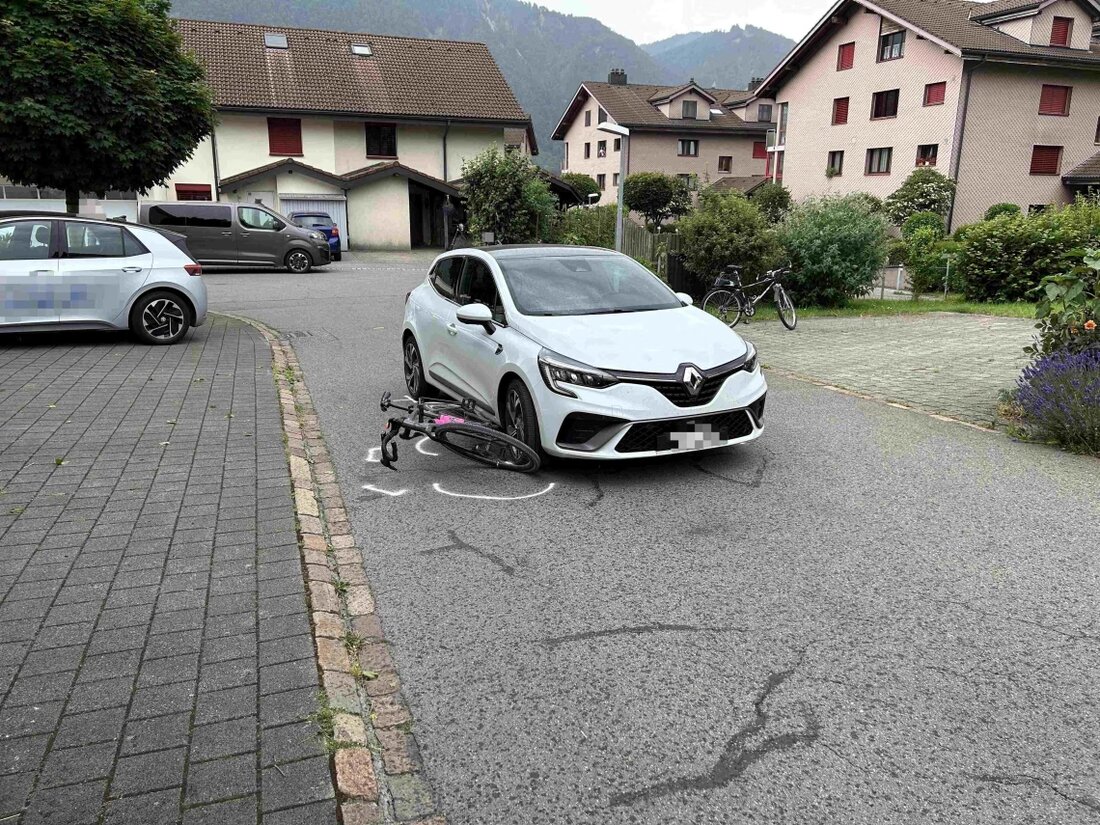 Am Sonntag kam es in Schänis zu einem Verkehrsunfall zwischen einem Auto und einem Velo, bei dem eine 57-jährige Frau verletzt wurde.