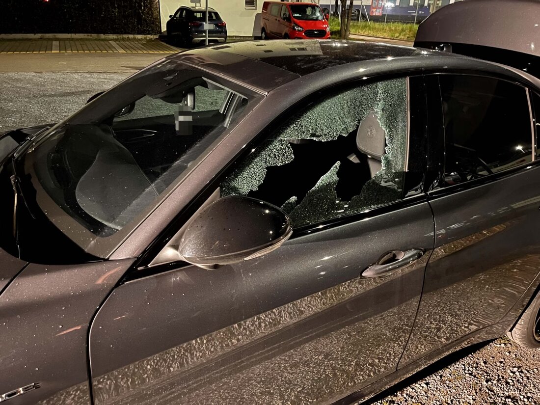 In Rapperswil-Jona wurden in einer Nacht zwölf Fahrzeuge aufgebrochen; die Kantonspolizei untersucht die Vorfälle und warnt vor Wertsachen im Auto.