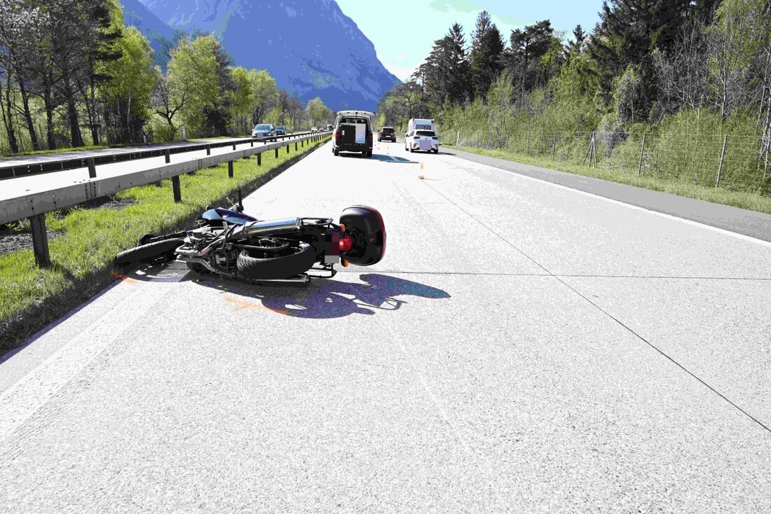 Am 12.04.2025 kam es auf der A13 in Sevelen zu einer Auffahrkollision zwischen Motorrad und Auto mit Wohnanhänger, zwei Verletzte.