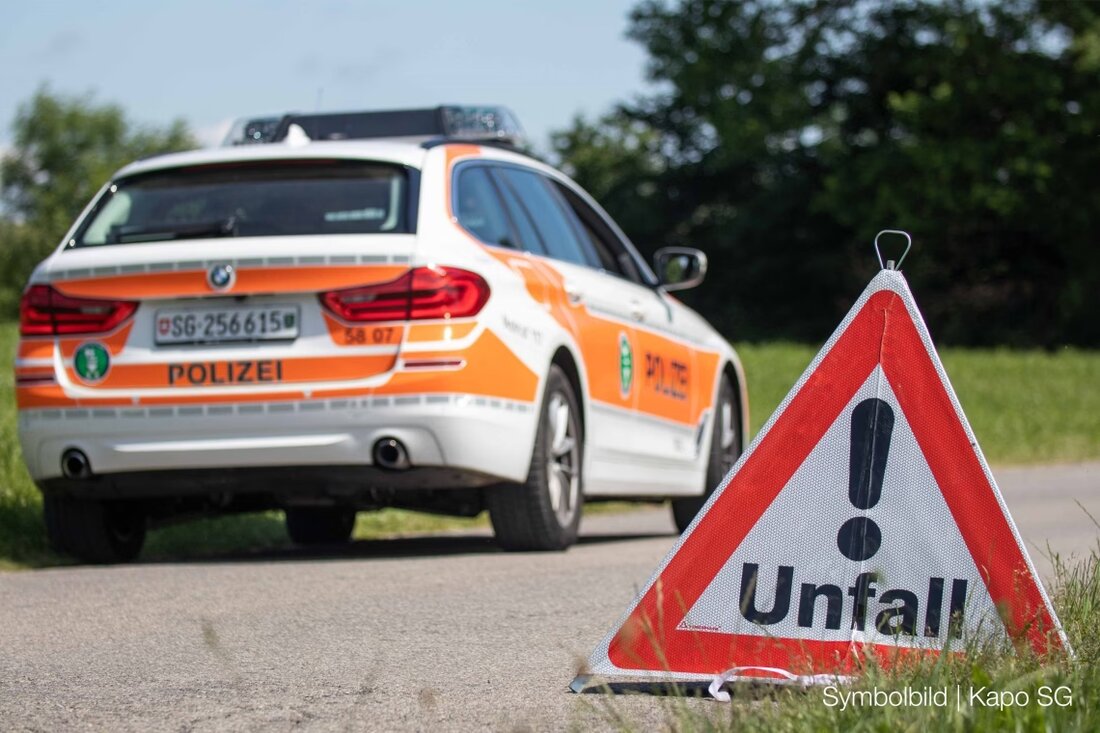 In Oberriet kam es zu einem Verkehrsunfall zwischen einem Roller und einem Mofa. Ein 52-Jähriger wurde ins Spital gebracht.