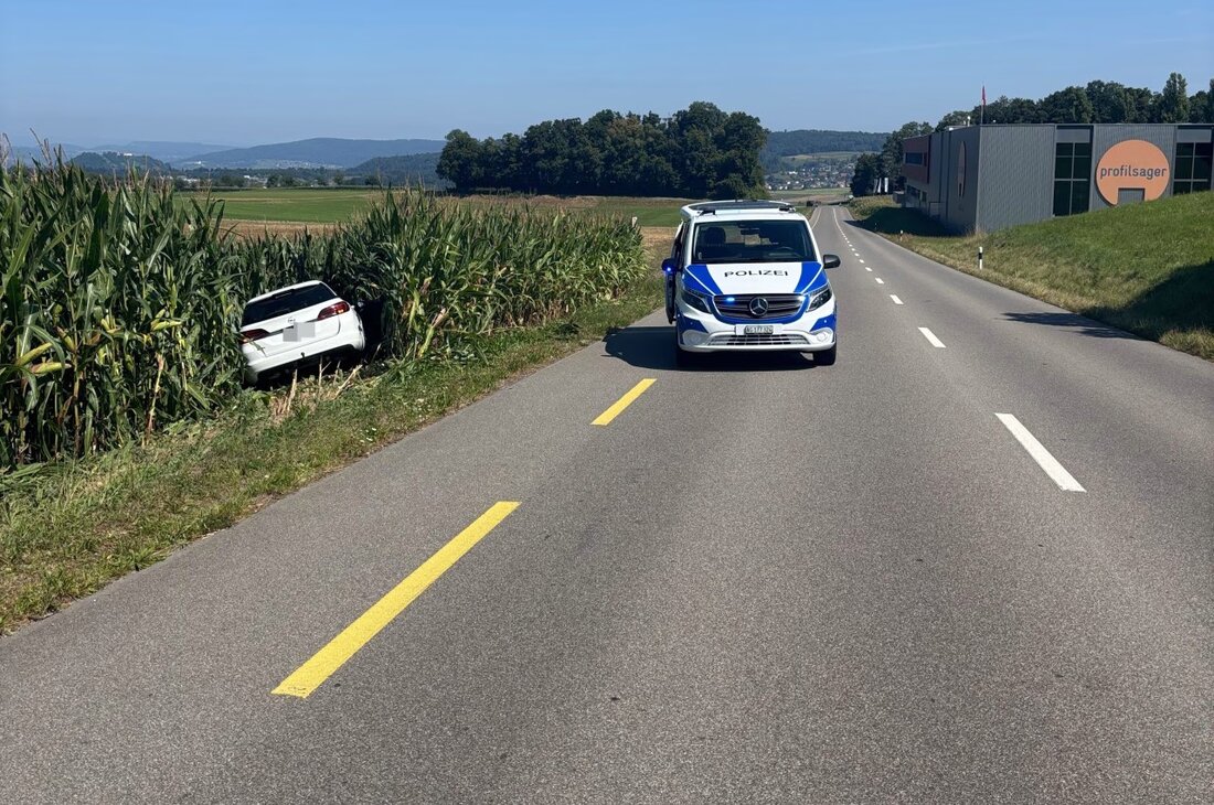Am Montag geriet ein Auto in Dürrenäsch auf die Gegenfahrbahn und kollidierte mit einem anderen Fahrzeug; die Verursacherin wurde ins Spital gebracht.
