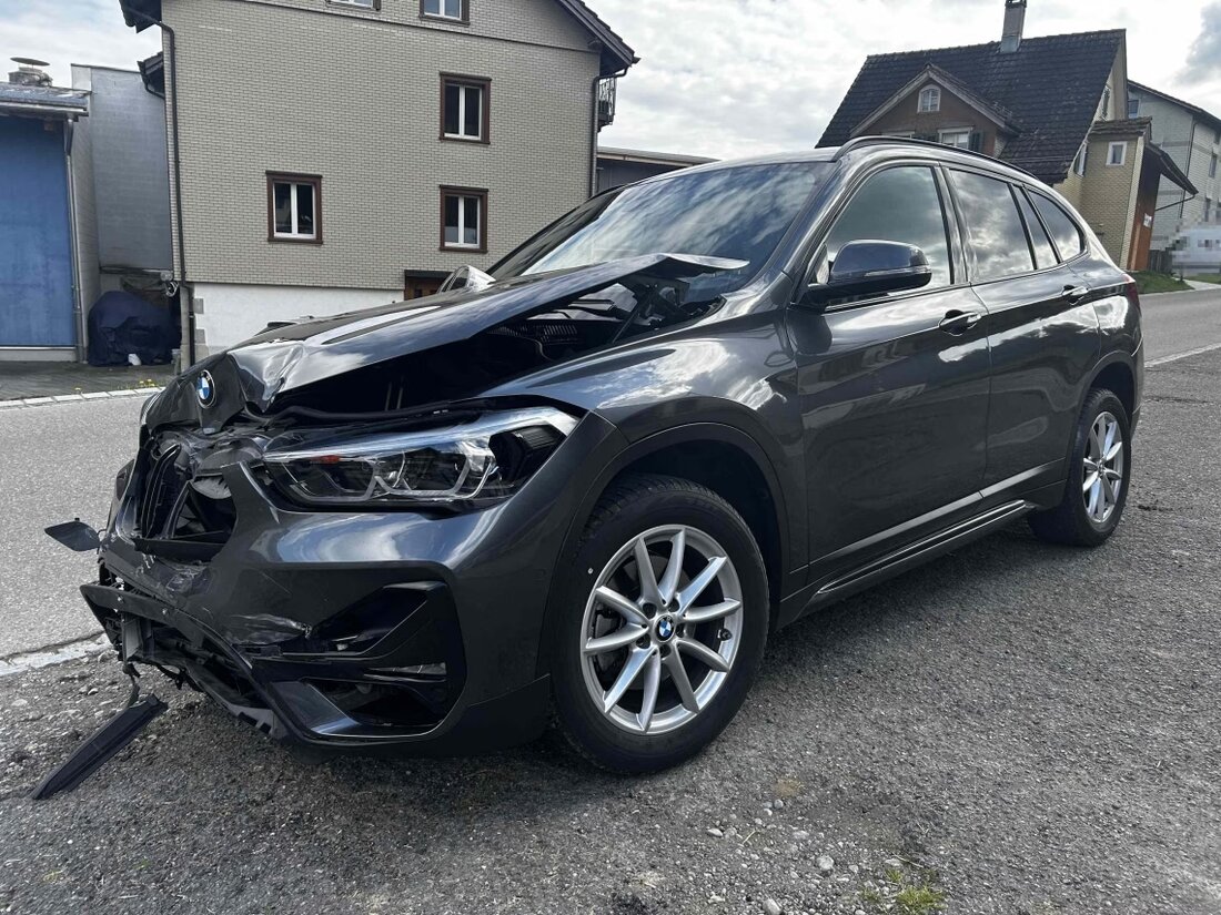 Am Sonntag kam es in Bütschwil zu einem Unfall zwischen einem Motorrad und einem Auto. Ein 18-jähriger Fahrer wurde verletzt.