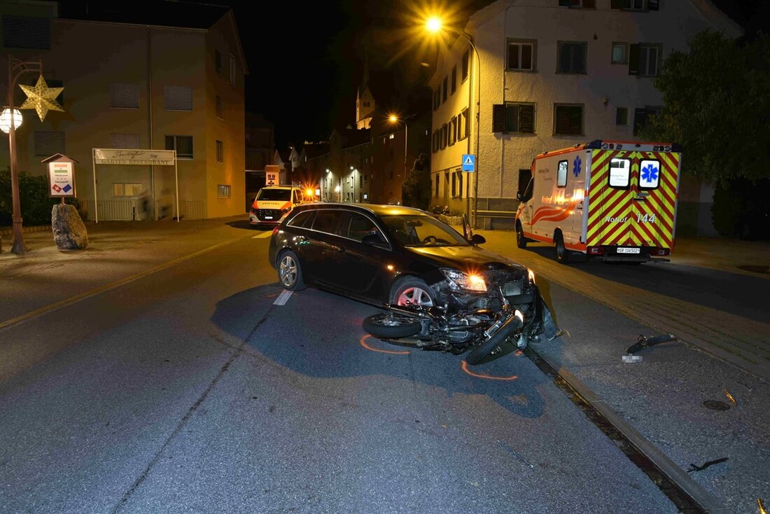 Am Freitagabend kam es in Domat/Ems zu einem Unfall zwischen einem Personenwagen und einem Motorrad. Der Motorradfahrer wurde verletzt.