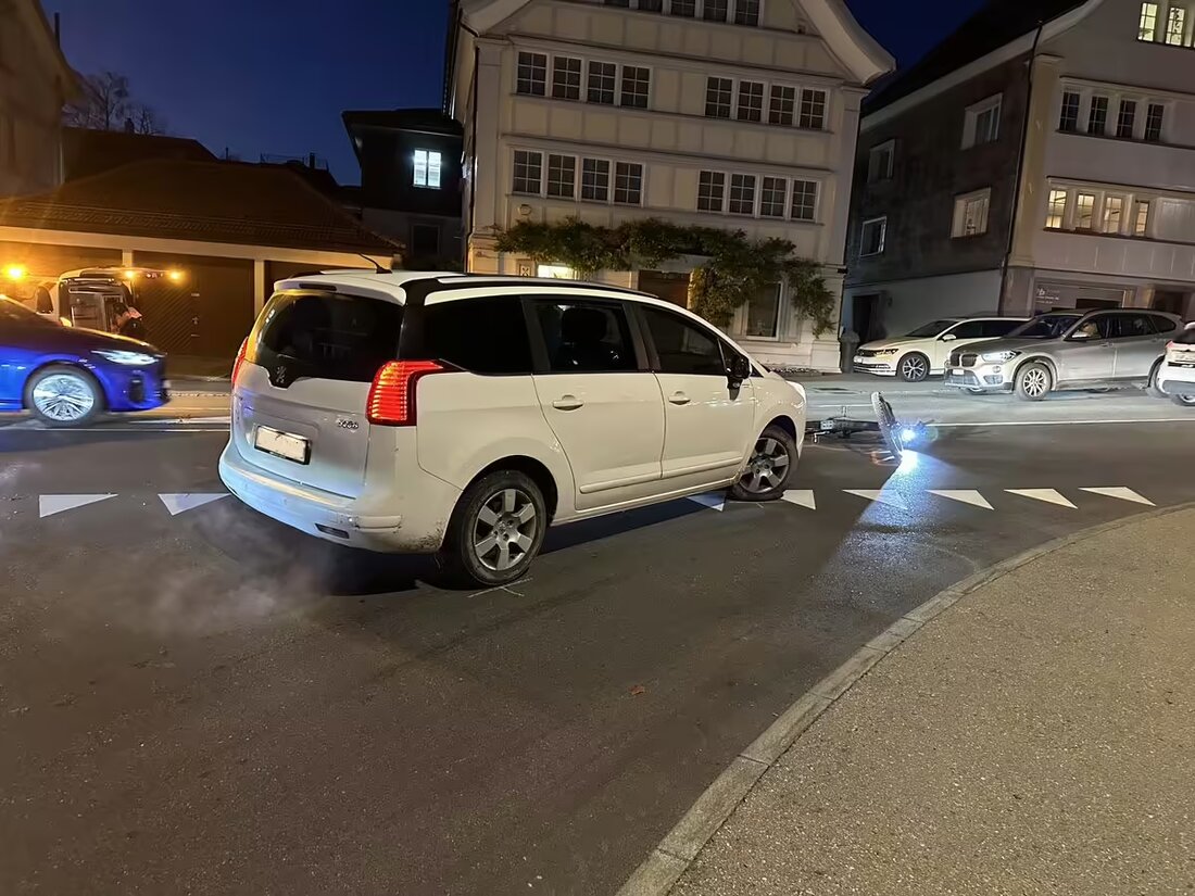 In Heiden kollidierte am 6. November 2024 ein Auto beim Abbiegen mit einem E-Bike. Die Fahrerin erlitt leichte Verletzungen.
