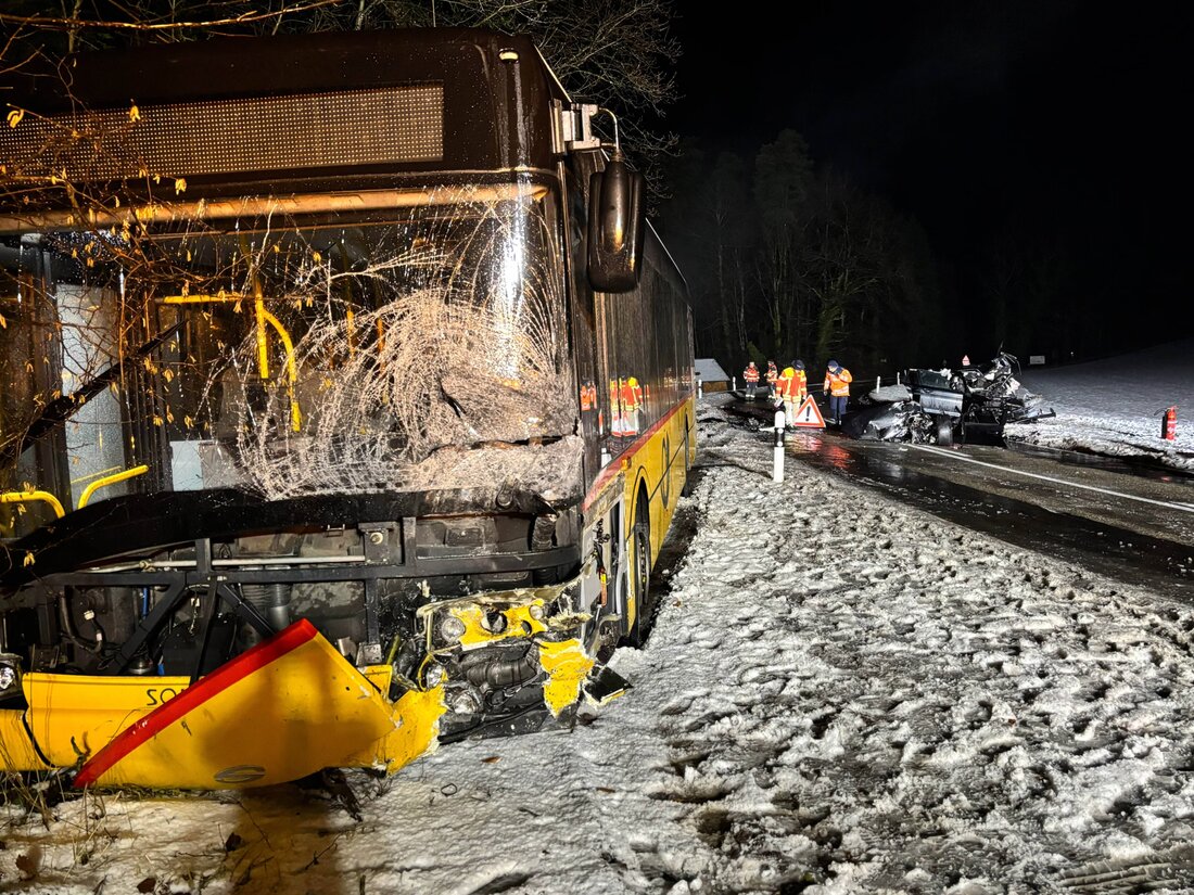 In Hüttwilen kollidierte ein Autofahrer mit einem Postauto, drei Männer wurden teils schwer verletzt und ins Spital gebracht.