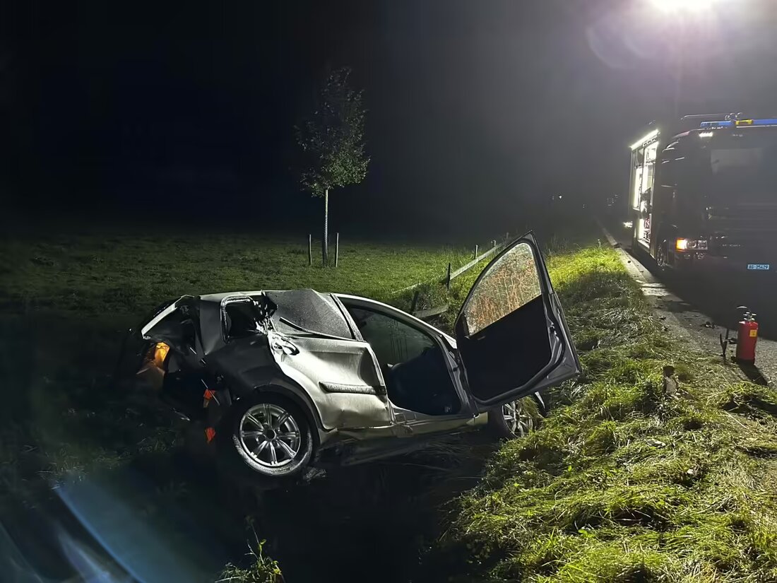 Bei einem schweren Unfall auf der Hauptstrasse zwischen Oberrüti und Sins starb ein 20-jähriger Fahrer nach Kollision mit einem Mercedes.
