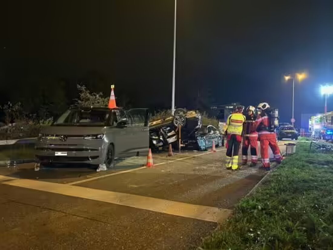 Ein Verkehrsunfall in Regensdorf am Abend führte zu mehreren Verletzten. Ein Fahrzeug überschlug sich und kollidierte mit wartenden Autos.
