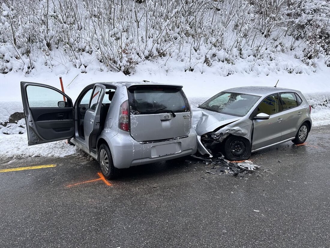 Bei einem Unfall in Schachen b. Herisau am 22. Nov. 2025 wurden vier Personen verletzt. Die Straße war kurzzeitig gesperrt.