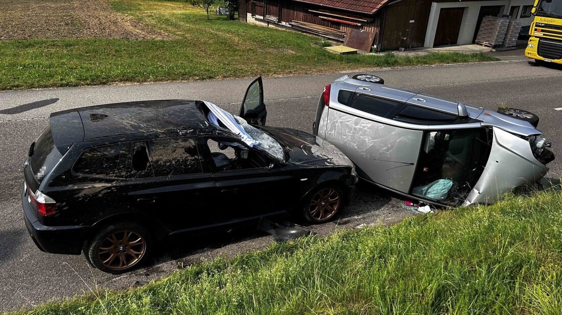 Bei einem Unfall in Schöftland kollidierten am Samstagvormittag zwei Fahrzeuge; zwei Frauen wurden leicht bis mittelschwer verletzt.